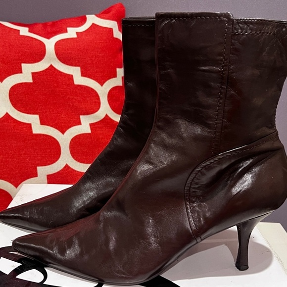Nine West Brown Heeled Boots with Pointed Toe and Zipper Closure - Picture 3 of 10